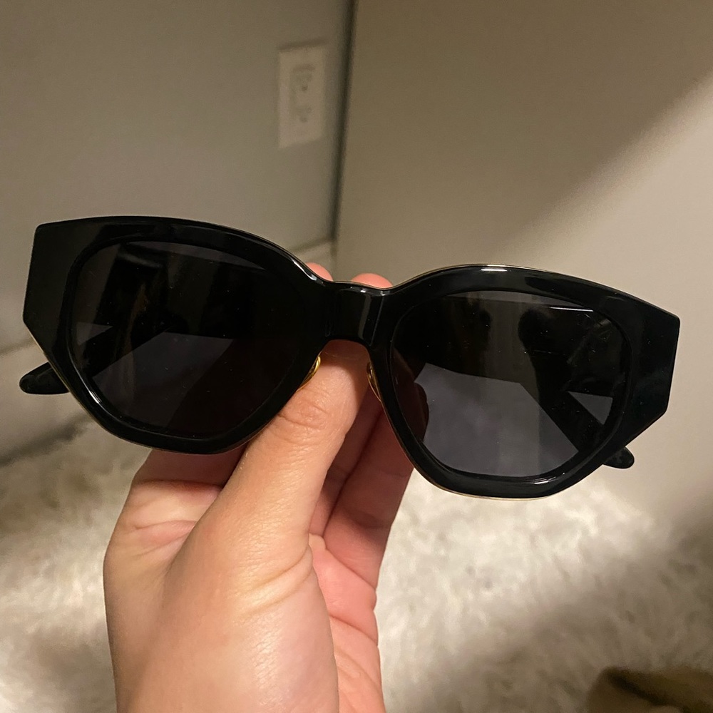 DEZI - CHARGE IT SUNGLASSES - BLACK / DARK SMOKE